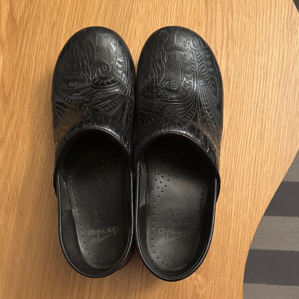 Dansko Black Embossed Leather Clogs SZ 40